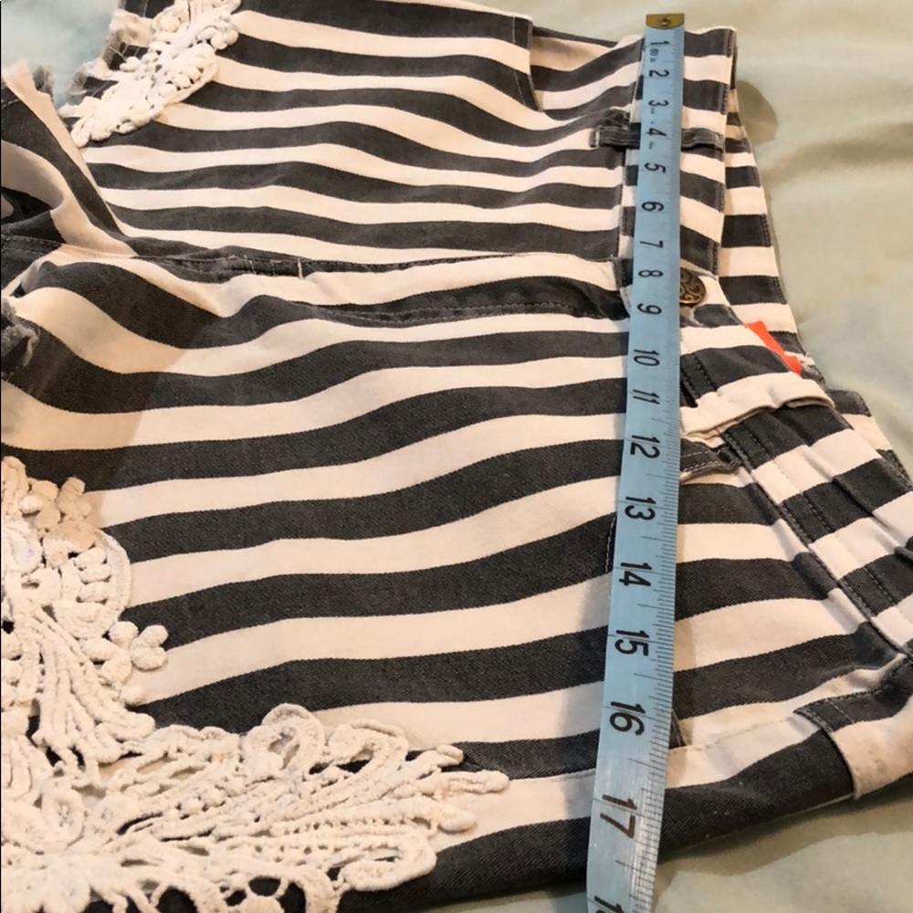 Patterned Shorts - Picture 6 of 6